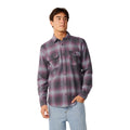 Camisa Rip Curl Count Flannel en Charcoal Grey, vista frontal completa sobre modelo, con estampado de cuadros y dos bolsillos de parche en el pecho.