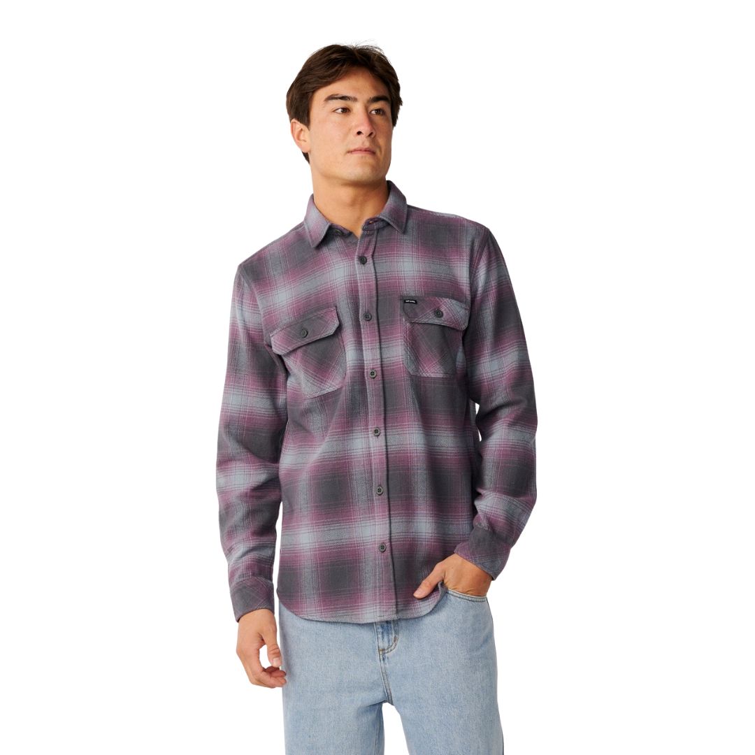 Camisa Rip Curl Count Flannel en Charcoal Grey, vista frontal completa sobre modelo, con estampado de cuadros y dos bolsillos de parche en el pecho.