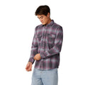 Camisa de franela Rip Curl Count Flannel en Charcoal Grey, vista de tres cuartos con el modelo ajustándose el puño con botón.