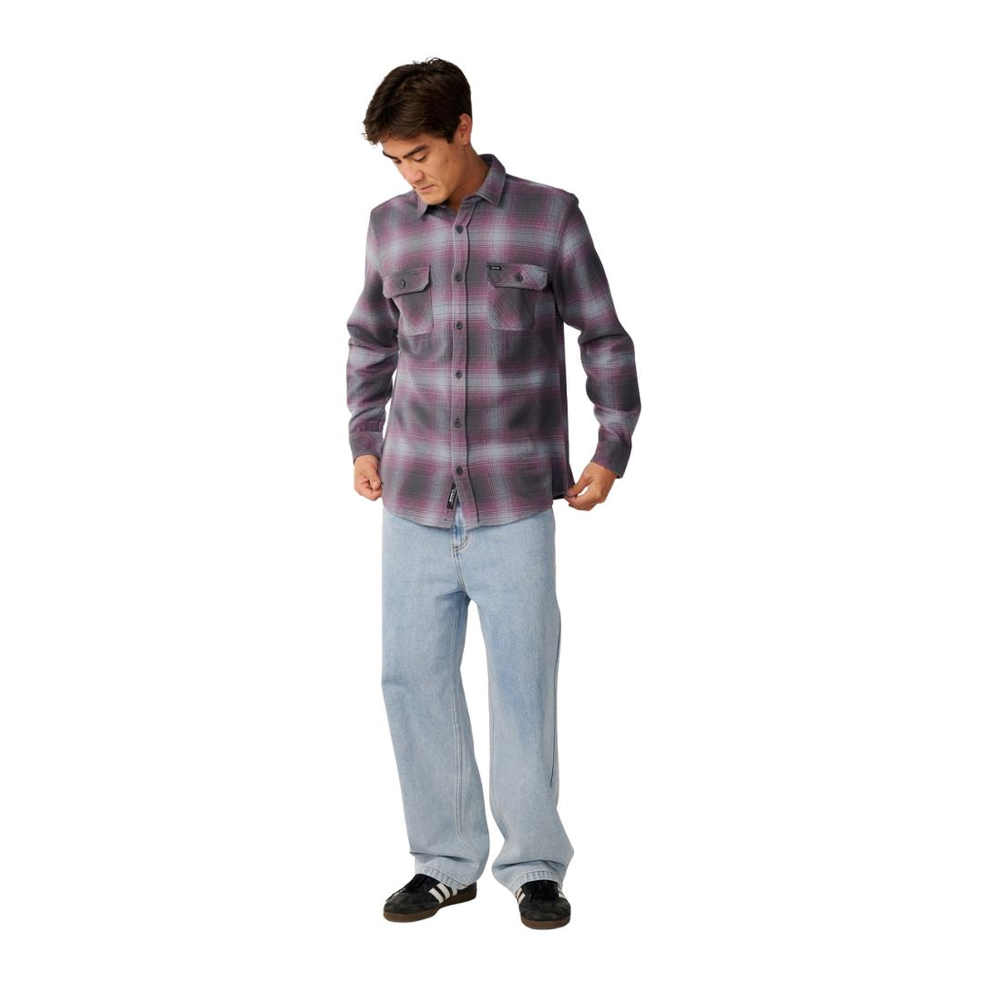 Camisa Rip Curl Count Flannel en Charcoal Grey combinada con vaquero ancho claro, vista frontal completa de cuerpo entero.