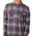 Detalle de los bolsillos de parche con solapa de la Rip Curl Count Flannel en Charcoal Grey, con la etiqueta tejida Rip Curl cosida en el bolsillo derecho.