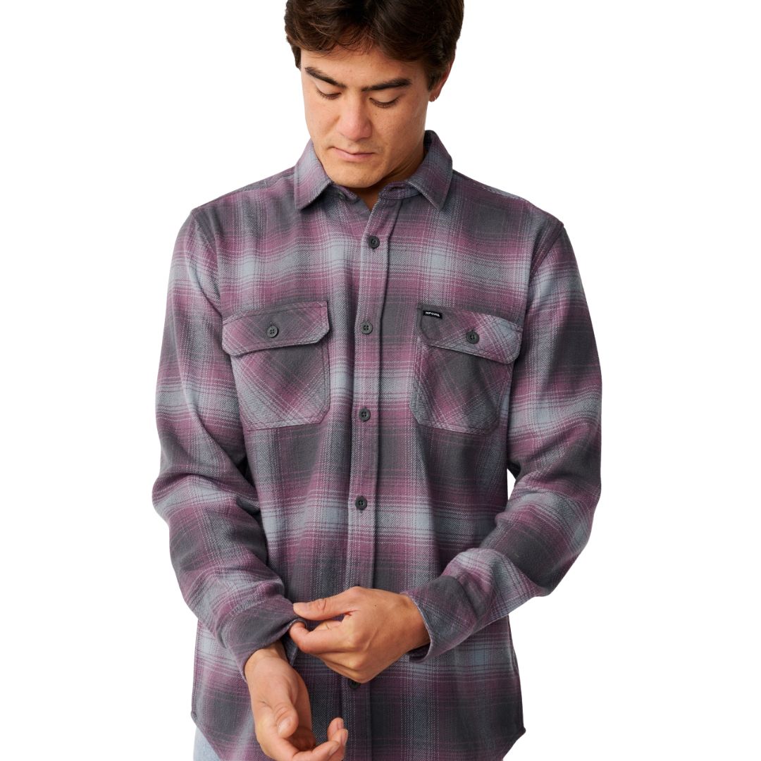 Detalle del cuello camisero y la botonadura central de la Rip Curl Count Flannel en Charcoal Grey, mostrando el estampado de cuadros de cerca.
