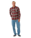 Hombre con la camisa de franela Rip Curl Count Flannel Shirt Apple Butter y vaqueros