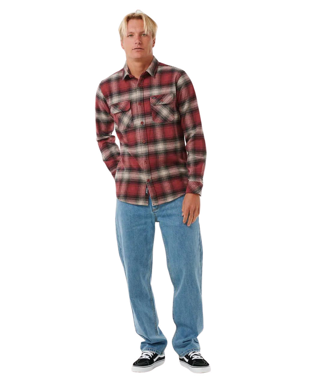 Hombre con la camisa de franela Rip Curl Count Flannel Shirt Apple Butter y vaqueros