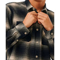 Camisa Rip Curl Count Flannel Taupe - detalle abrochado de cuello y botones.