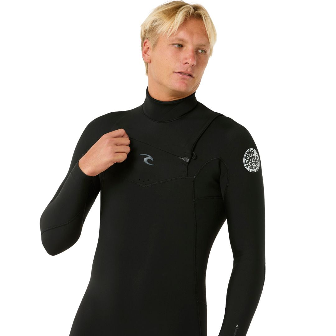 Rip Curl Dawn Patrol 4/3 negro - modelo ajustando la cremallera del sistema Chest Zip.