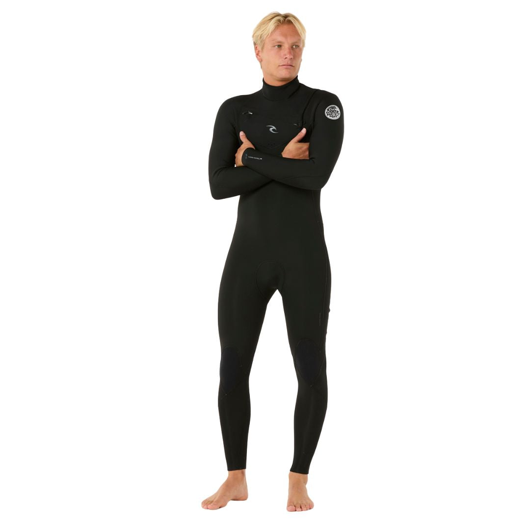 Modelo con traje Rip Curl Dawn Patrol 4/3 negro - pose con brazos cruzados.