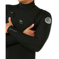 Detalle del brazo del traje de neopreno negro RIP CURL DAWN PATROL CHEST ZIP 5/3 2026 mostrando logotipos y grosor