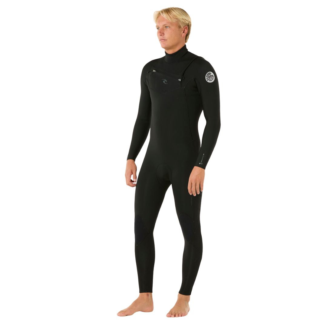 Rip Curl Dawn Patrol Chest Zip 4/3 negro - vista en tres cuartos sobre modelo masculino de pie