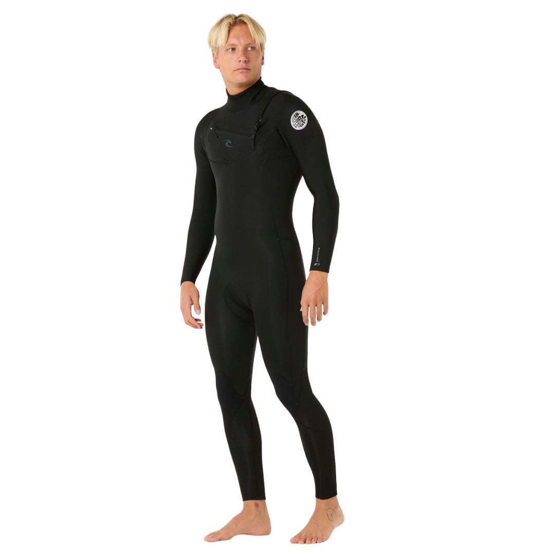 Traje de neopreno Rip Curl Dawn Patrol Pro Chest Zip 4/3 en negro, vista lateral de tres cuartos mostrando el ajuste general y la cremallera en el pecho.