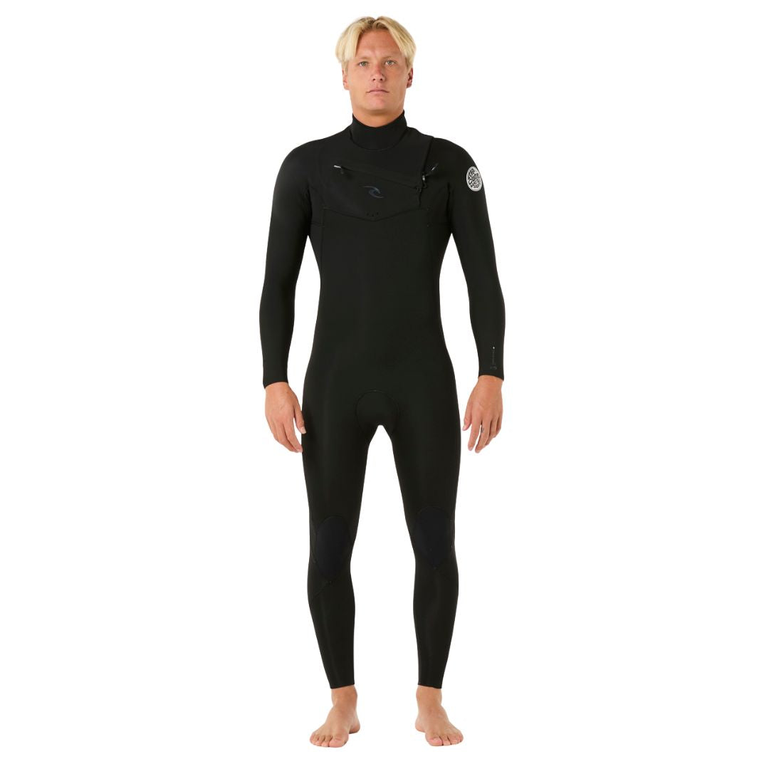Rip Curl Dawn Patrol Pro Chest Zip 4/3 en color negro, traje de neopreno hombre visto de frente completo, con cremallera en el pecho y logo Rip Curl bordado.