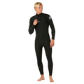Traje de neopreno Rip Curl Dawn Patrol Pro Chest Zip 4/3 en negro, vista frontal con la mano en la cremallera, mostrando el logo Rip Curl bordado en el pecho.