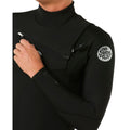 Rip Curl Dawn Patrol Pro Chest Zip 4/3 negro, primer plano del pecho y hombro mostrando la cremallera abierta y la etiqueta Dawn Patrol Pro en la muñeca.