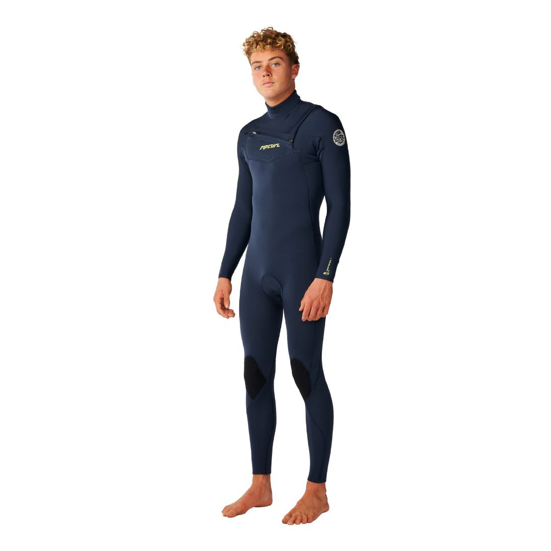 Rip Curl Dawn Patrol Pro Chest Zip 4/3 en color Navy, traje de neopreno hombre visto lateral completo, con cremallera en el pecho y logo Rip Curl en verde lima.