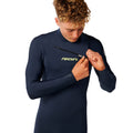 Traje de neopreno Rip Curl Dawn Patrol Pro Chest Zip 4/3 en Navy, primer plano del pecho mostrando la cremallera abierta y la etiqueta OCENA Rubber en la muñeca.