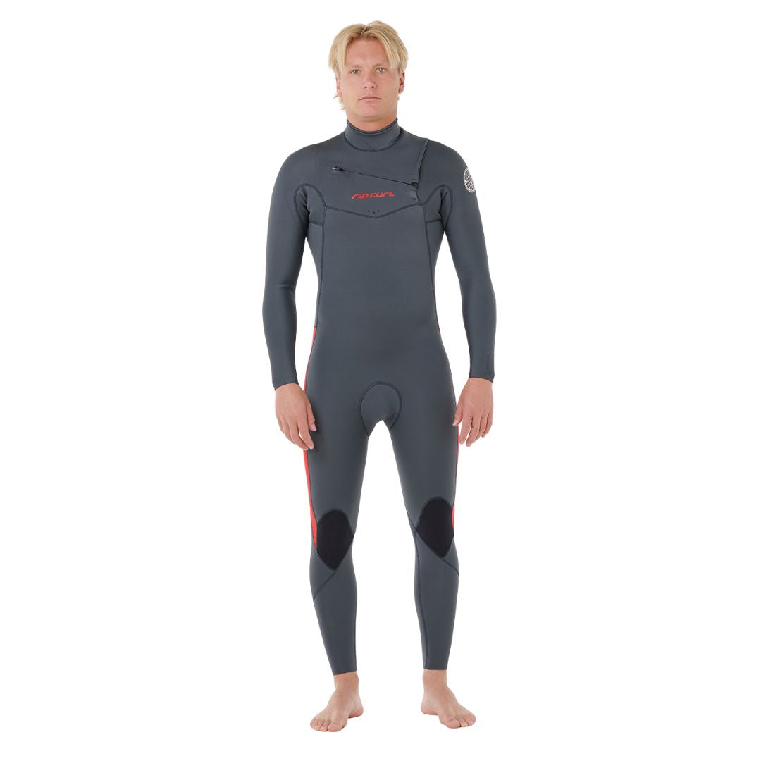 Rip Curl Dawn Patrol Pro Chest Zip 4/3 en color rojo, traje de neopreno hombre visto de frente completo, con el logo Rip Curl en rojo sobre base gris carbón.