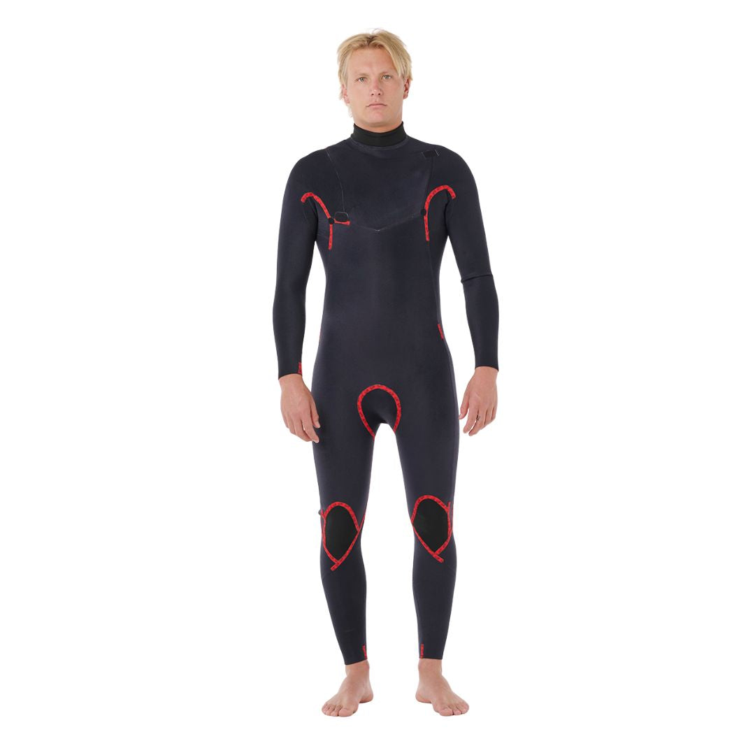 Forro interior del traje Rip Curl Dawn Patrol Pro Chest Zip 4/3, vista frontal de tres cuartos con el ribete rojo trazando las costuras del pecho y la pierna.