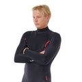 Forro interior del traje Rip Curl Dawn Patrol Pro Chest Zip 4/3, primer plano de la espalda y el hombro mostrando el ribete rojo en las costuras interiores.