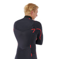 Traje de neopreno Rip Curl Dawn Patrol Pro Chest Zip 4/3 en rojo, vista lateral de tres cuartos mostrando el panel rojo en la pierna y la cremallera del pecho.