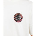 Detalle del estampado frontal de la camiseta Rip Curl Destroy Series color Bone, logo circular Destroy Waves Not Beaches en tonos rosa y negro sobre el pecho.