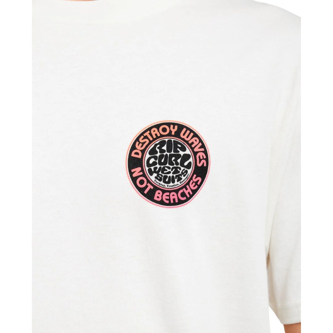 Detalle del estampado frontal de la camiseta Rip Curl Destroy Series color Bone, logo circular Destroy Waves Not Beaches en tonos rosa y negro sobre el pecho.