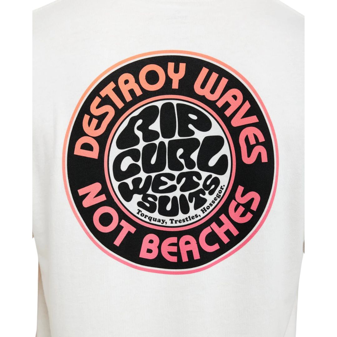 Detalle en primer plano del estampado trasero de la camiseta Rip Curl Destroy Series color Bone, logo circular Destroy Waves Not Beaches en la espalda.