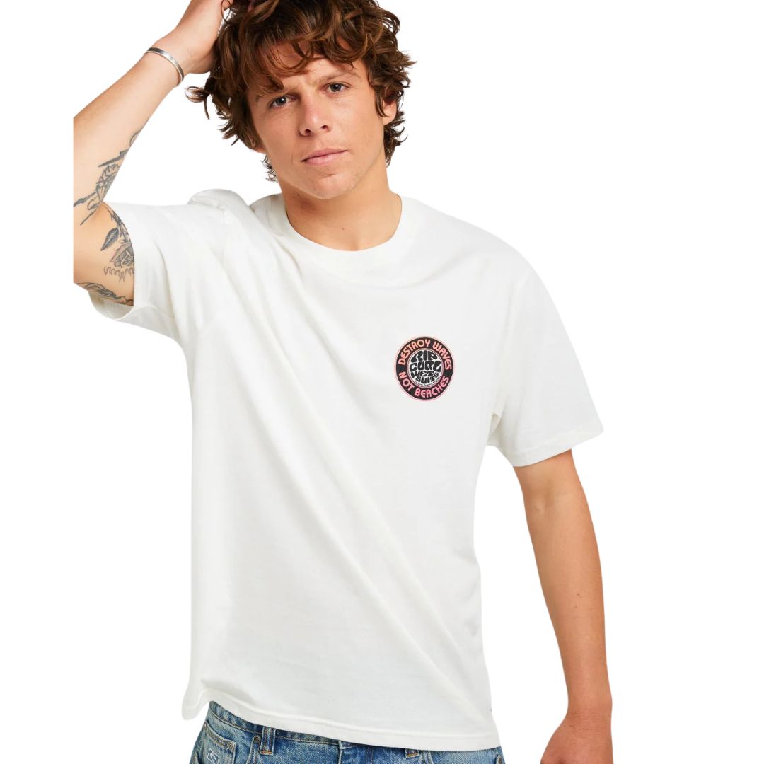 Camiseta Rip Curl Destroy Series color Bone vista frontal en modelo, mostrando el cuello redondo, la manga corta y el logo estampado en el pecho.