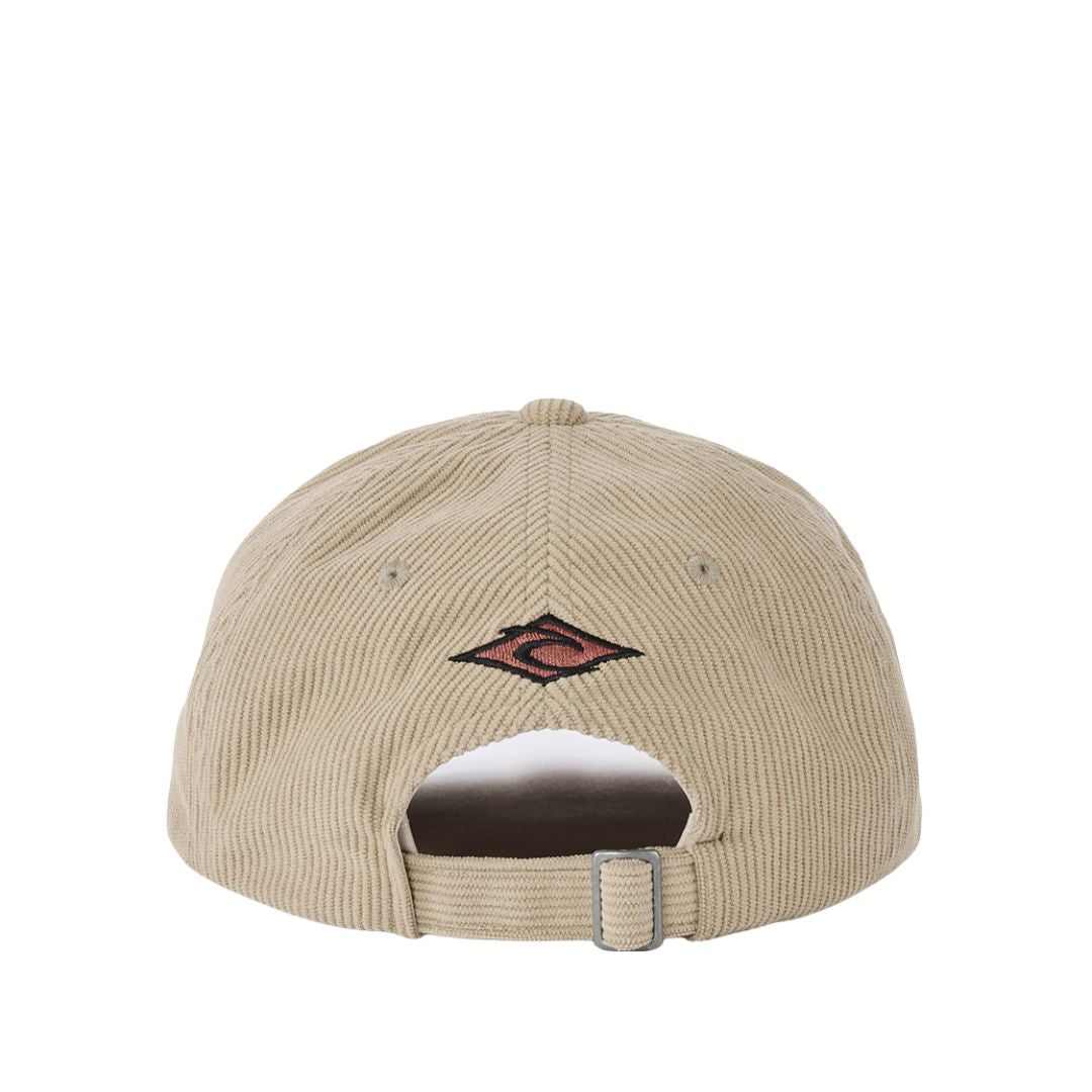 Rip Curl Diamond 2.0 Adj Cap en color khaki sand, vista posterior que muestra el diamante Rippy bordado en la parte trasera y el cierre ajustable con hebilla metálica sobre la pana beige.