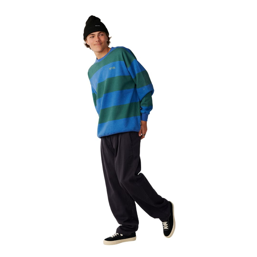 Rip Curl Disorder Stripe Crew en Riverside combinada con pantalón oscuro, vista frontal completa de cuerpo entero.