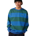 Primer plano de la Rip Curl Disorder Stripe Crew en Riverside, mostrando el cuello redondo con canalé y las rayas azul y verde.