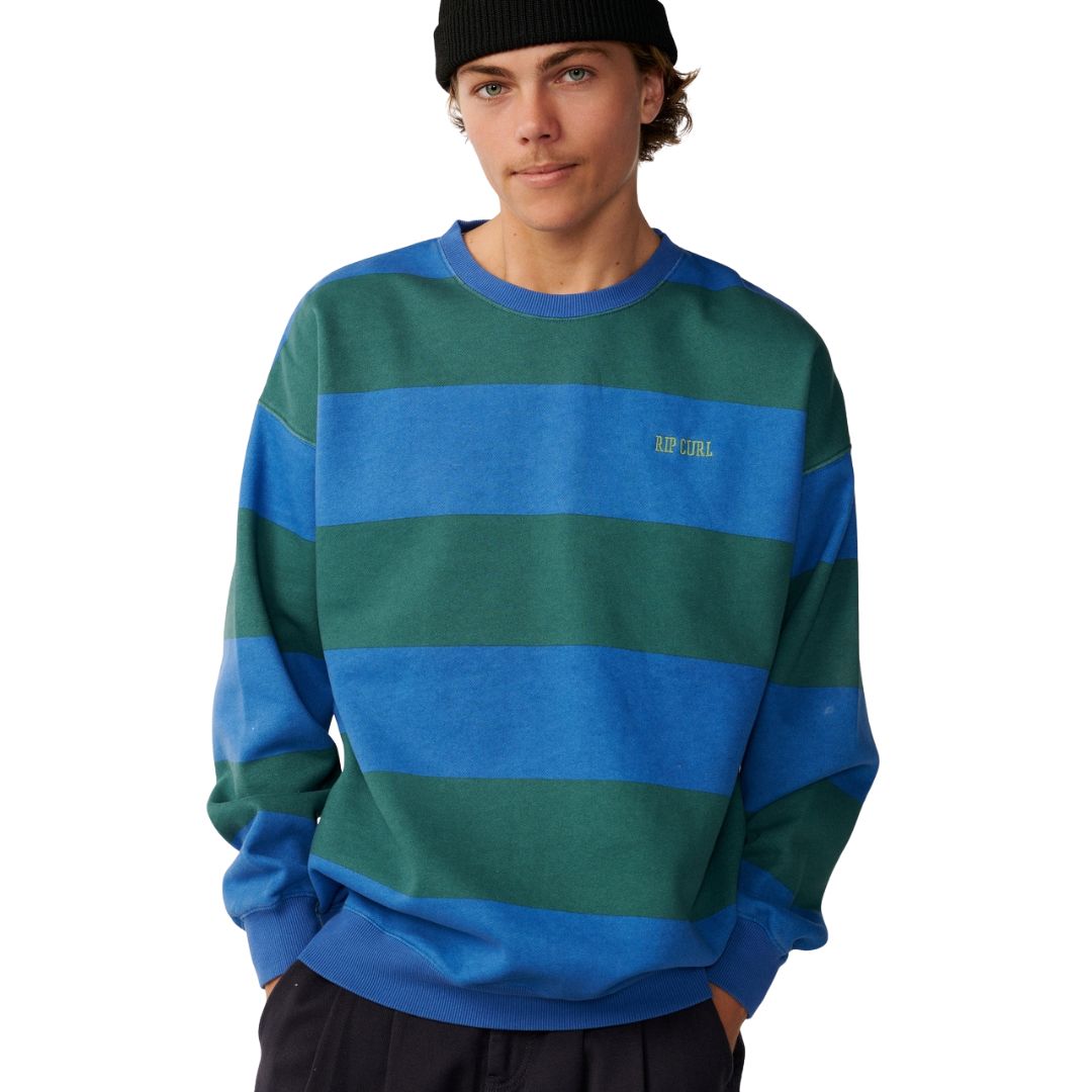 Primer plano de la Rip Curl Disorder Stripe Crew en Riverside, mostrando el cuello redondo con canalé y las rayas azul y verde.