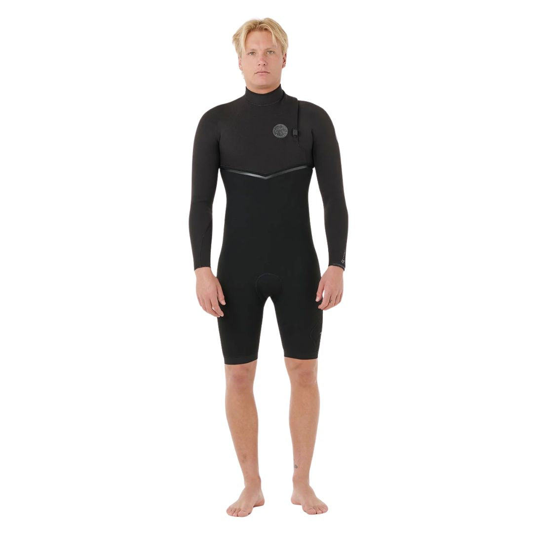 Traje de surf de primavera Rip Curl E-Bomb 2/2mm Zip Free negro, vista frontal: manga larga, pierna corta por encima de la rodilla, logo circular en pecho y línea en V en la cintura..