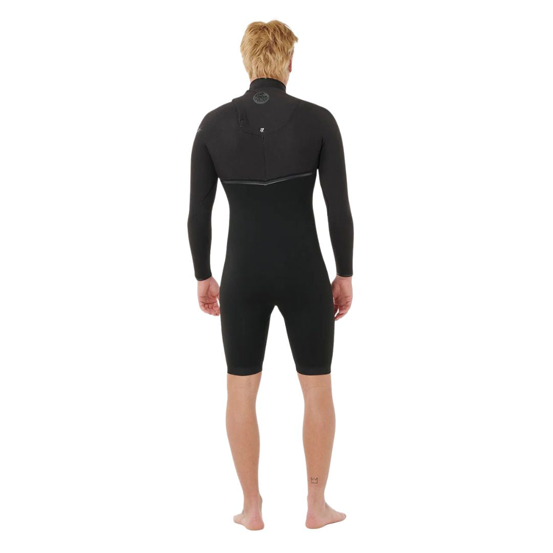 Traje de surf de primavera Rip Curl E-Bomb 2/2mm Zip Free negro, vista trasera completa: manga larga, pierna corta, panel en V en cintura y logo Rip Curl Wetsuits en el cuello..