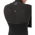 Detalle trasero del neopreno Rip Curl E-Bomb 2/2mm negro: logo Rip Curl Wetsuits en el cuello, icono E7 en la espalda alta, costuras en zona de hombros y panel en V en la cintura..