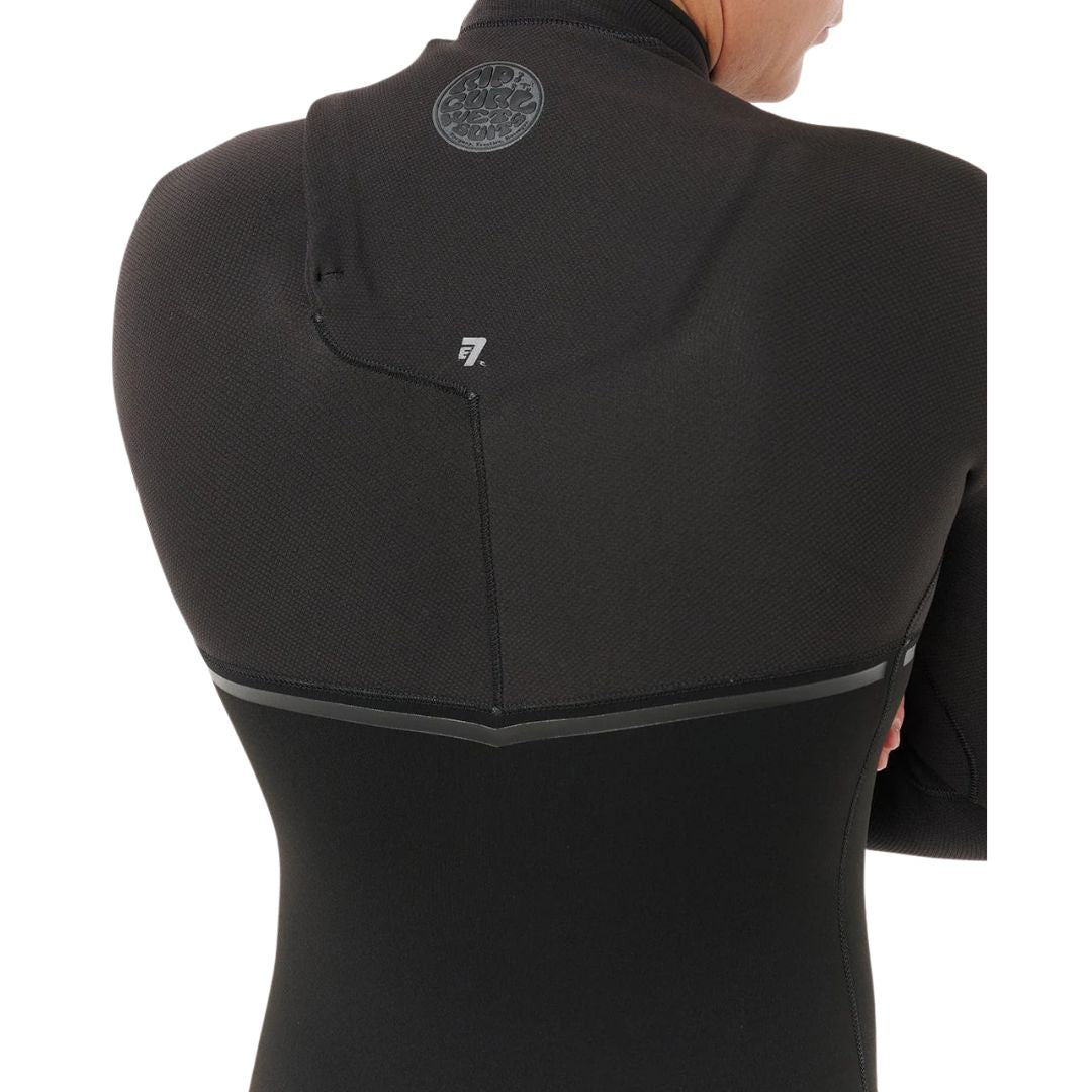 Detalle trasero del neopreno Rip Curl E-Bomb 2/2mm negro: logo Rip Curl Wetsuits en el cuello, icono E7 en la espalda alta, costuras en zona de hombros y panel en V en la cintura..