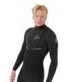Detalle frontal del traje de primavera Rip Curl E-Bomb 2/2mm negro: cierre Zip Free con clip en el hombro, logo Rip Curl en pecho, logo E-Bomb en manga y panel en V en la cintura..