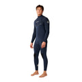 Traje de surf RIP CURL E-BOMB ZIP FREE 4/3 en Navy, vista frontal en ángulo mostrando el sistema de entrada sin cremallera y el panel superior con costuras termoselladas para máxima flexibilidad.