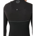 Detalle del pecho del traje de neopreno Rip Curl E-Bomb Zip Free 4/3 2026, color negro.