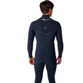 Traje de surf RIP CURL E-BOMB ZIP FREE 4/3 en Navy, primer plano de la espalda superior mostrando el estampado gráfico RIP CURL y el acabado liso sin cremallera para sellar el agua fría.