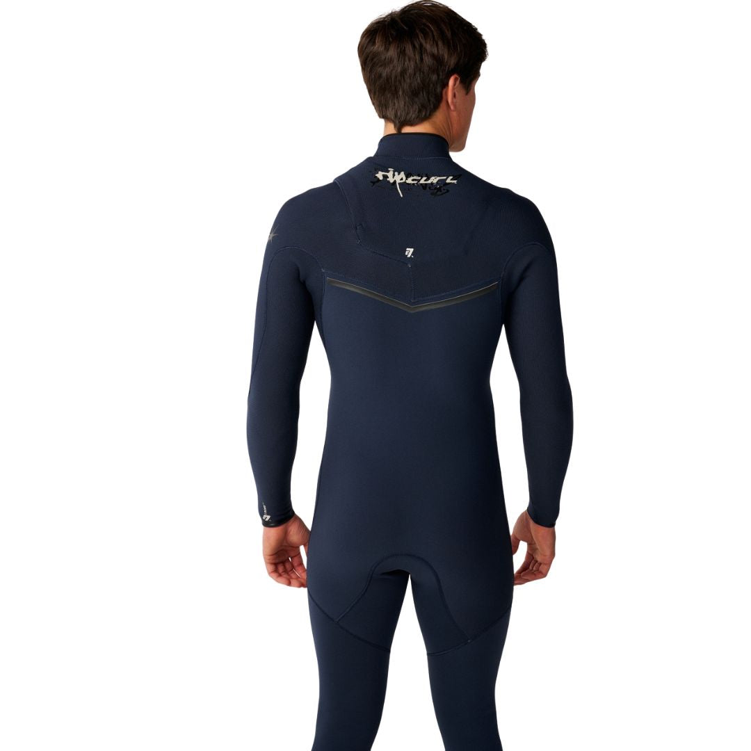 Traje de surf RIP CURL E-BOMB ZIP FREE 4/3 en Navy, primer plano de la espalda superior mostrando el estampado gráfico RIP CURL y el acabado liso sin cremallera para sellar el agua fría.
