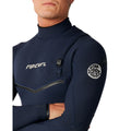 Traje de neopreno RIP CURL E-BOMB ZIP FREE 4/3 en Navy, primer plano del pecho y hombro con el logotipo RIP CURL, el cierre de entrada y el parche circular RIP CURL WETSUITS en la manga.