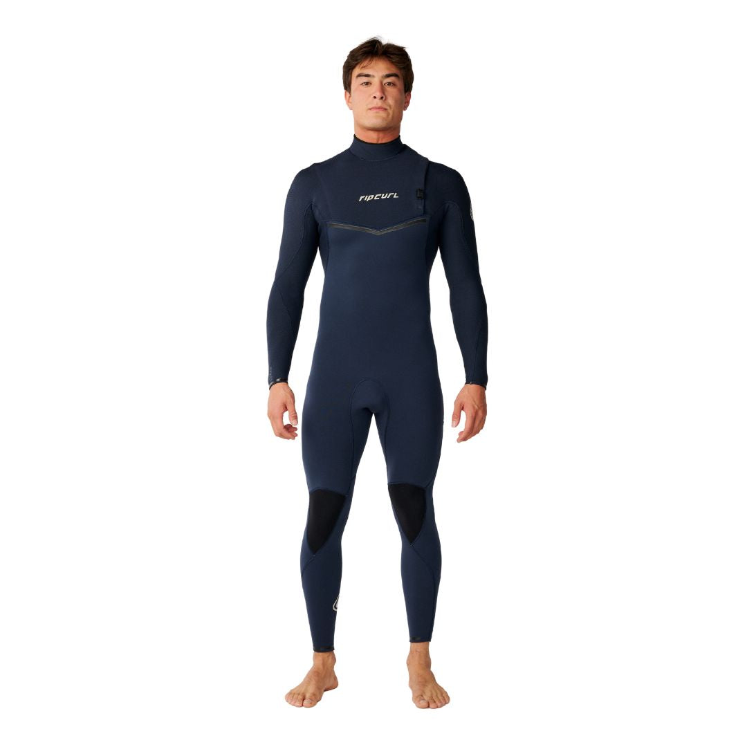 Traje de neopreno RIP CURL E-BOMB ZIP FREE 4/3 en Navy, vista frontal completa sin cremallera, con logotipo RIP CURL en el pecho y parche circular en la manga para un ajuste totalmente hermético.