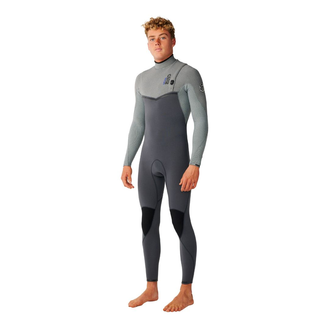 Traje de surf RIP CURL E-BOMB ZIP FREE 4/3 en Charcoal Grey, vista frontal en ángulo mostrando el diseño bicolor gris, el logotipo RIP CURL en el pecho y el parche circular en la manga.