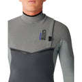 Traje de neopreno RIP CURL E-BOMB ZIP FREE 4/3 en Charcoal Grey, plano medio en ángulo con el parche circular RIP CURL WETSUITS en la manga y el contraste entre el gris claro y el gris antracita.