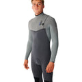 Traje de surf RIP CURL E-BOMB ZIP FREE 4/3 en Charcoal Grey, primer plano del cuello y el pecho mostrando el logotipo RIP CURL en azul, el cierre de cremallera y el panel bicolor gris.