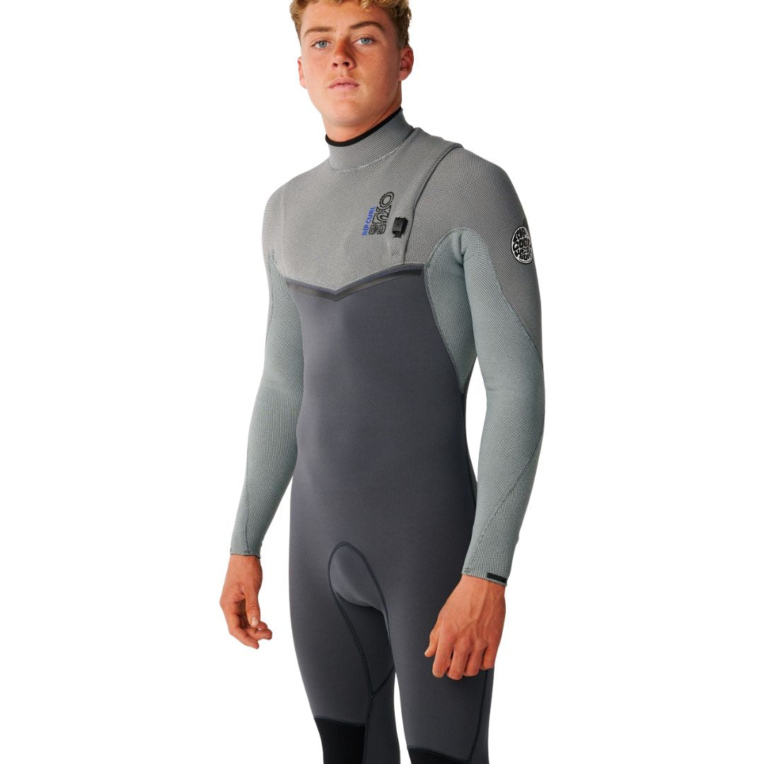 Traje de surf RIP CURL E-BOMB ZIP FREE 4/3 en Charcoal Grey, primer plano del cuello y el pecho mostrando el logotipo RIP CURL en azul, el cierre de cremallera y el panel bicolor gris.