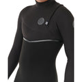 Detalle del pecho del traje de neopreno Rip Curl E-Bomb Zip Free 5/3 2026 en color negro, con logo circular y sistema de cierre sin cremallera.
