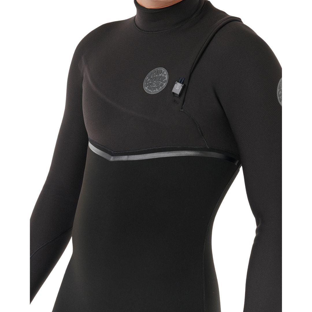 Detalle del pecho del traje de neopreno Rip Curl E-Bomb Zip Free 5/3 2026 en color negro, con logo circular y sistema de cierre sin cremallera.