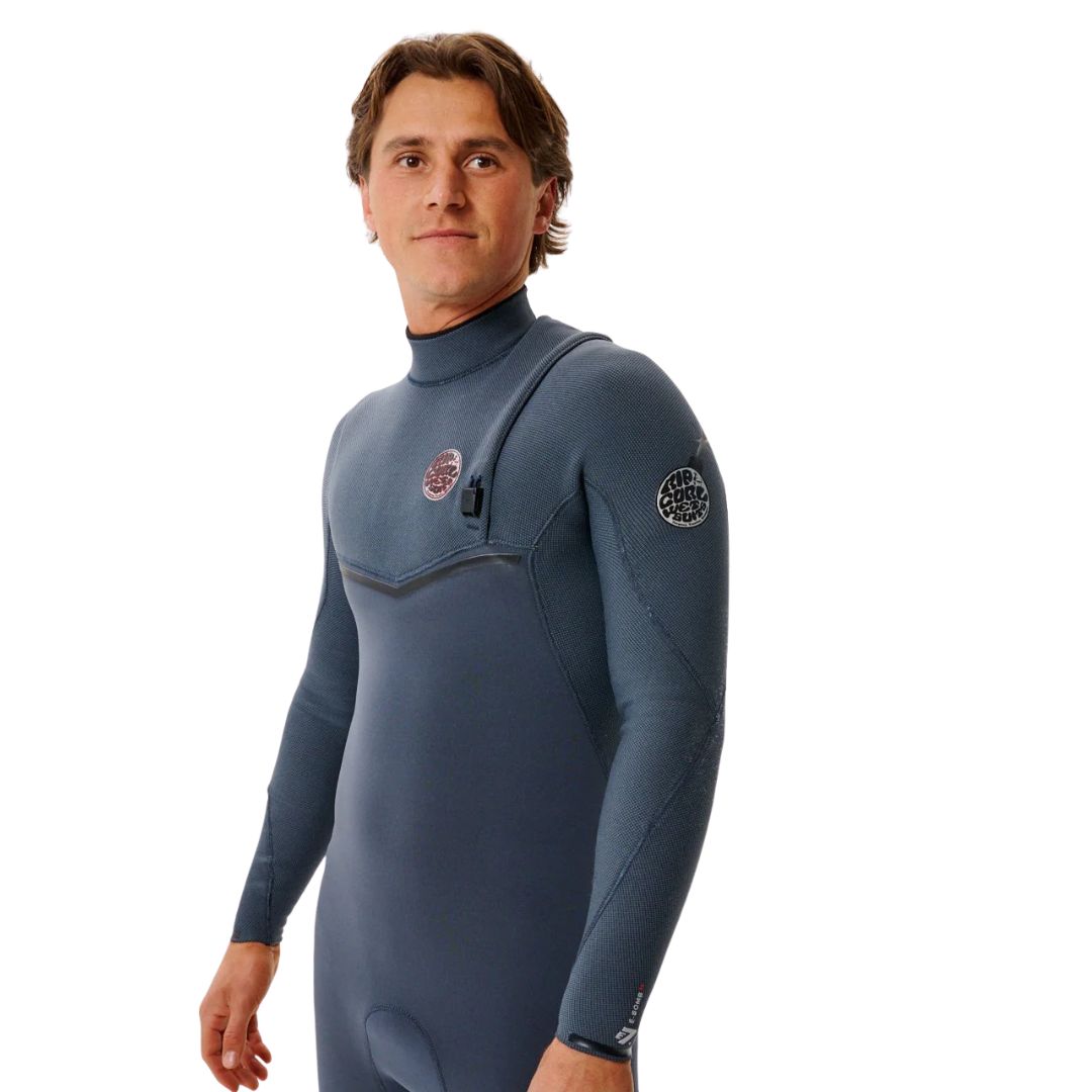 Neopreno surf hombre iron Rip Curl E-Bomb Zip Free 3/2, vista frontal tres cuartos, panel de malla E7 en pecho, logo circular y sistema zip free.
