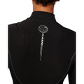 Detalle del logo circular Rip Curl Wetsuits y etiqueta Elasto en la espalda del traje Elasto Zip Free 5/4 en negro, con acabado de costuras reforzadas.